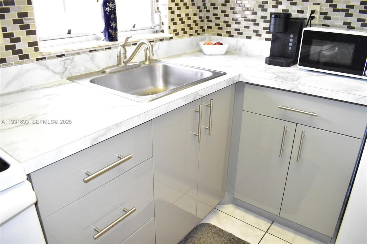 Real estate property located at 9141 Sunrise Lakes Blvd #201, Broward, Sunrise Lakes 113 Condo, Sunrise, FL