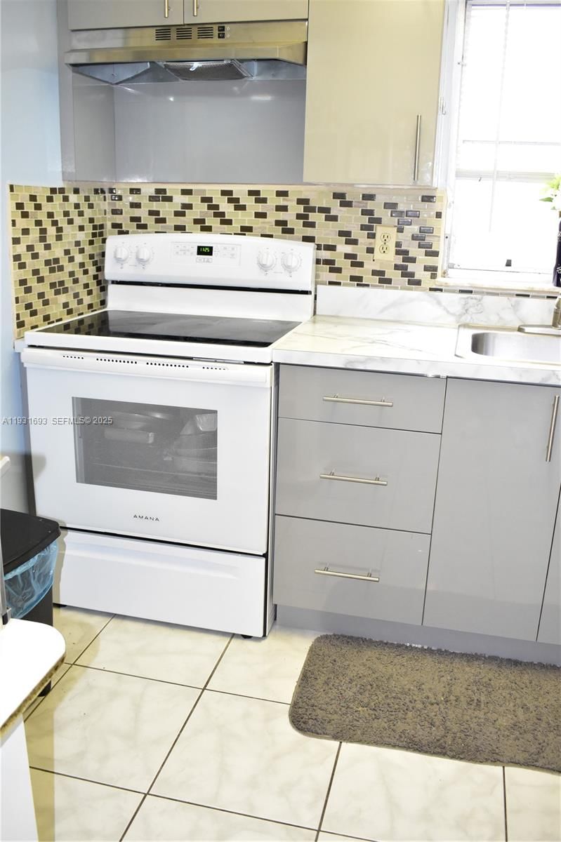Real estate property located at 9141 Sunrise Lakes Blvd #201, Broward, Sunrise Lakes 113 Condo, Sunrise, FL