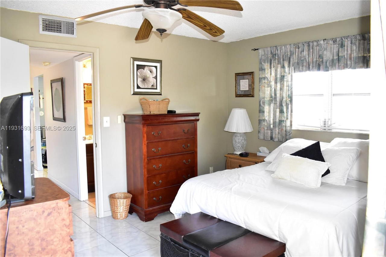 Real estate property located at 9141 Sunrise Lakes Blvd #201, Broward, Sunrise Lakes 113 Condo, Sunrise, FL