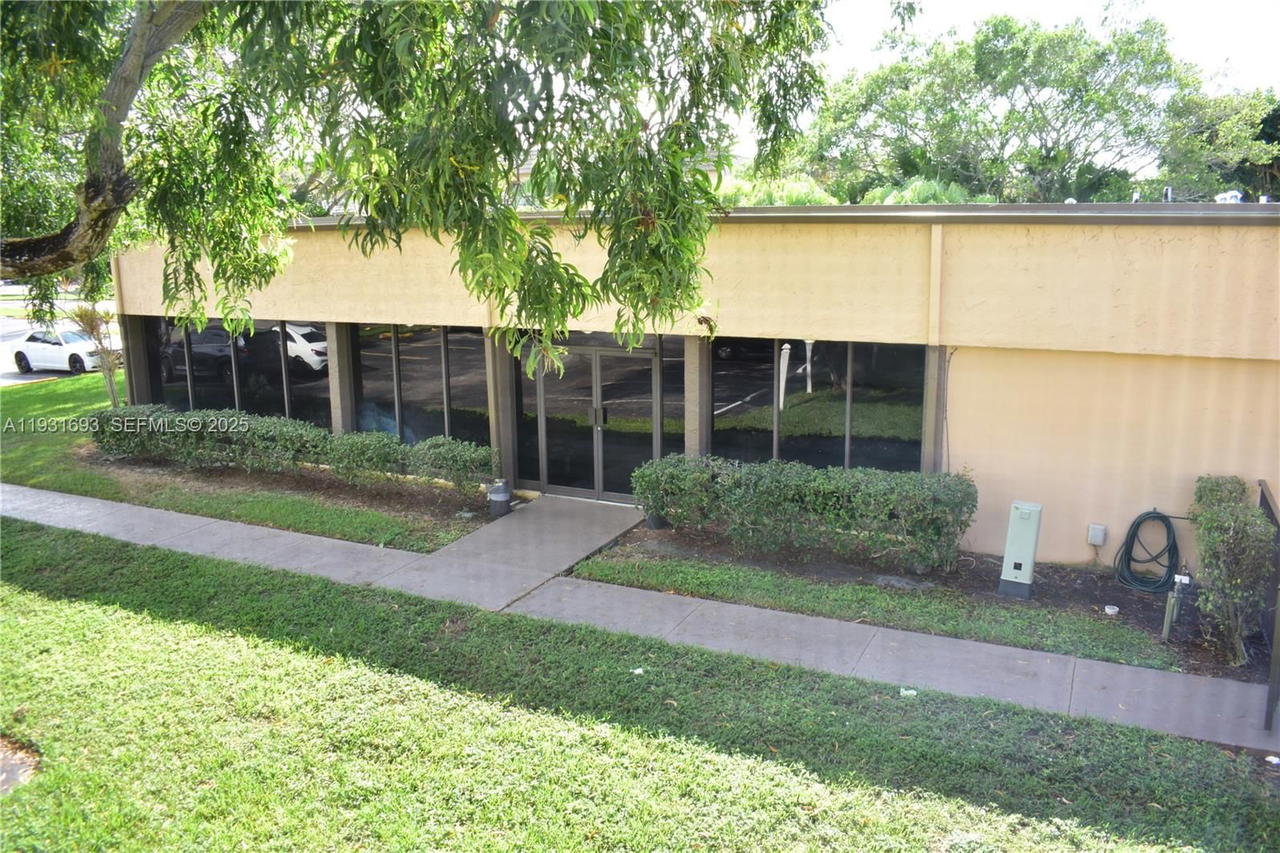 Real estate property located at 9141 Sunrise Lakes Blvd #201, Broward, Sunrise Lakes 113 Condo, Sunrise, FL
