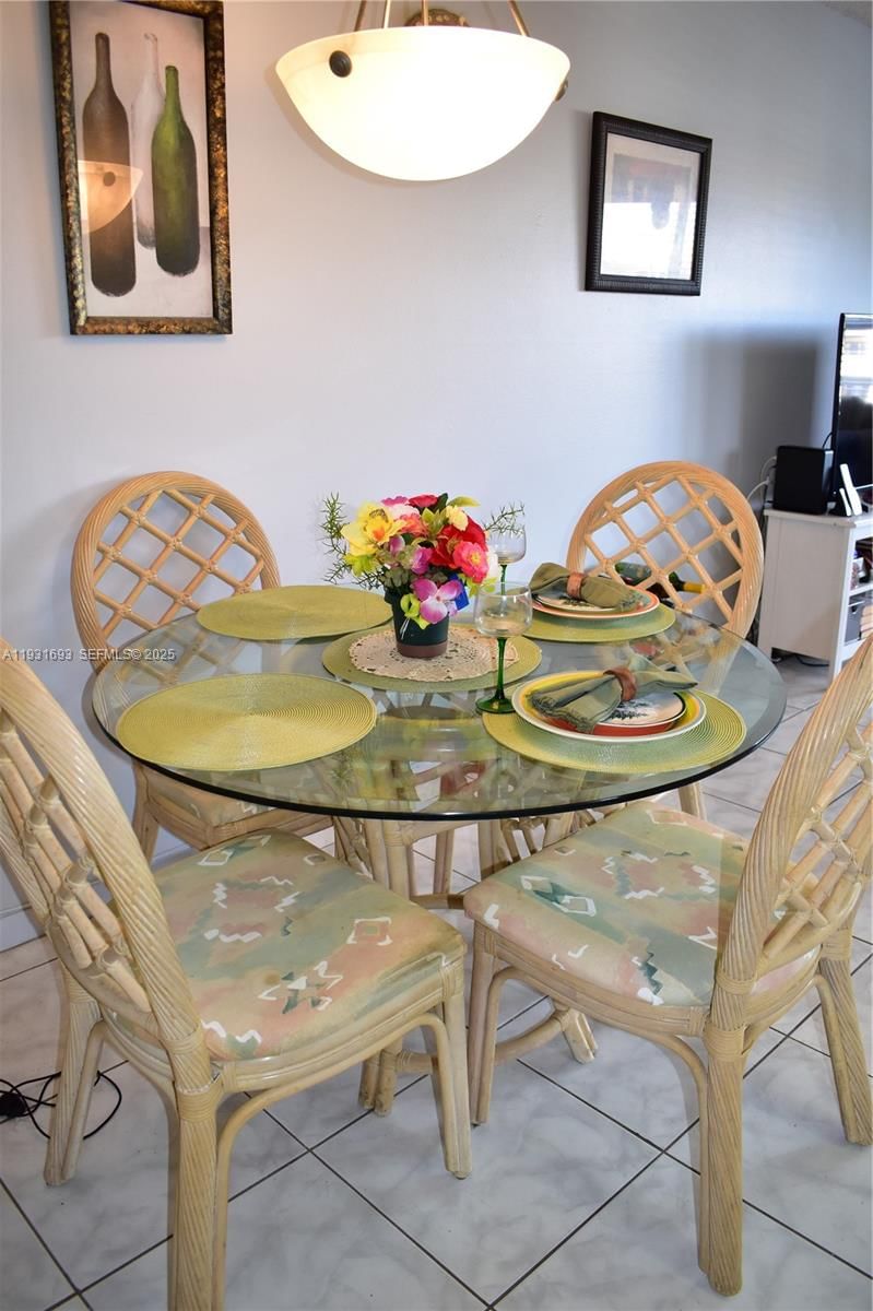 Real estate property located at 9141 Sunrise Lakes Blvd #201, Broward, Sunrise Lakes 113 Condo, Sunrise, FL