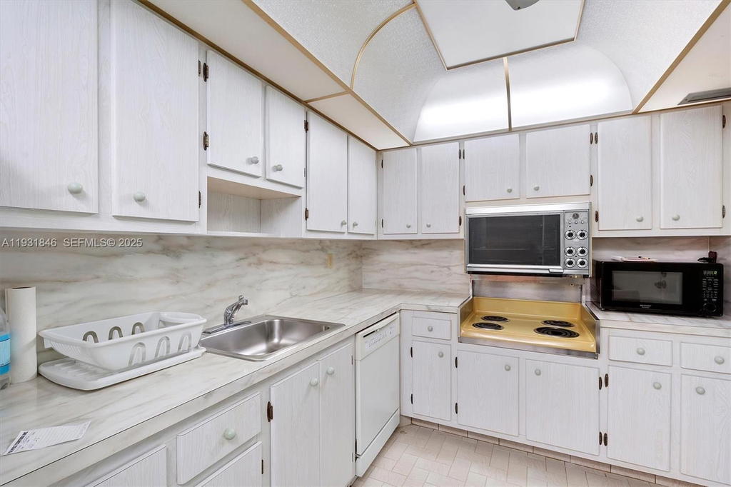 Real estate property located at 9511 Collins Ave #606, Miami-dade, 9500 Oceans Condo, Surfside, FL