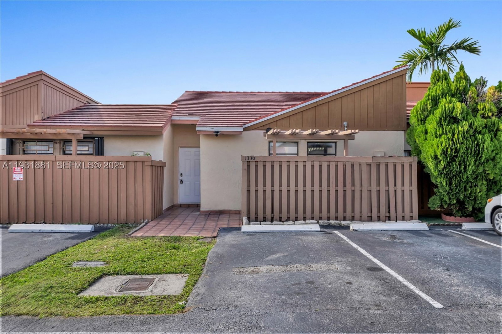 Real estate property located at 1330 135th Ct, Miami-dade, Tamiami Lakes Townhomes S, Miami, FL