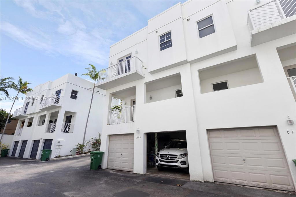 Real estate property located at 929 11th St H-2, Miami-dade, Roads End Village Condo, Miami, FL