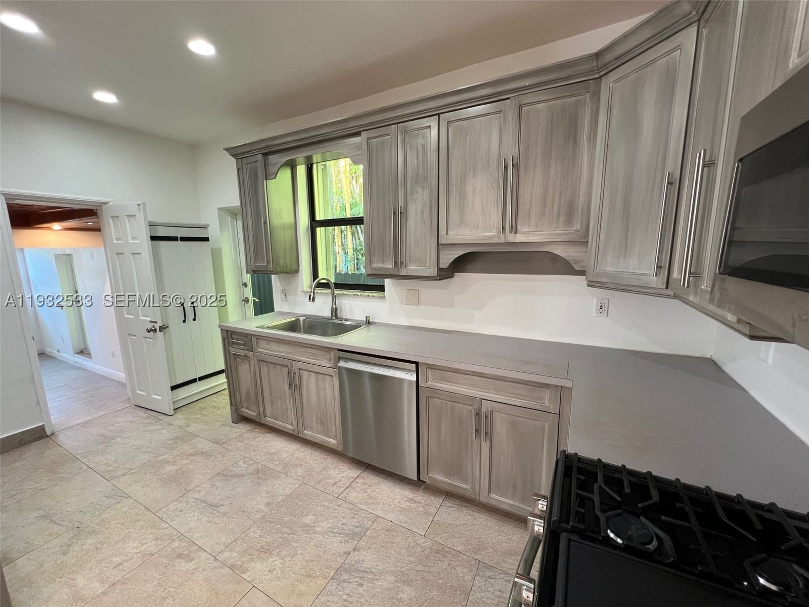 Real estate property located at 4575 Post Ave, Miami-dade, Surprise Lake, Miami Beach, FL