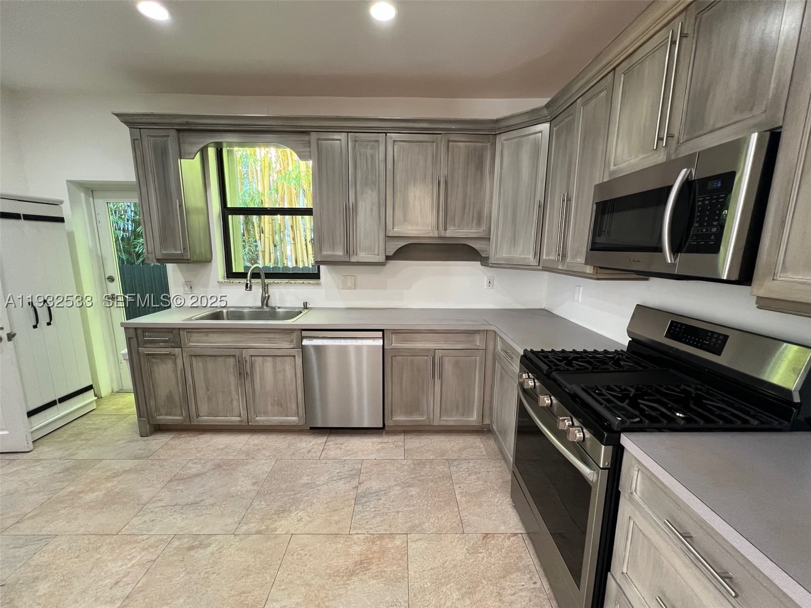 Real estate property located at 4575 Post Ave, Miami-dade, Surprise Lake, Miami Beach, FL