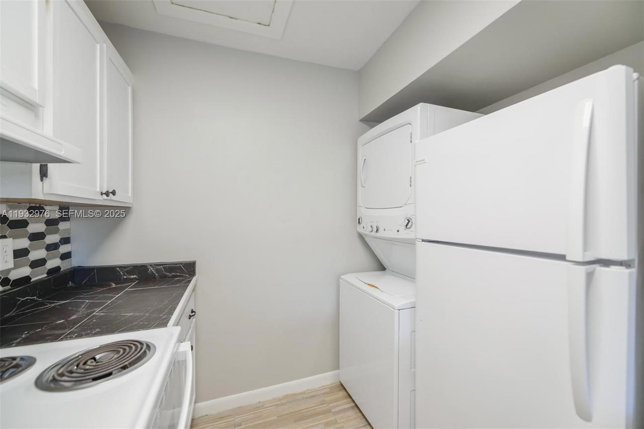 Real estate property located at 2570 67th Pl #21-2, Miami-dade, Lago Grande One Condo, Hialeah, FL