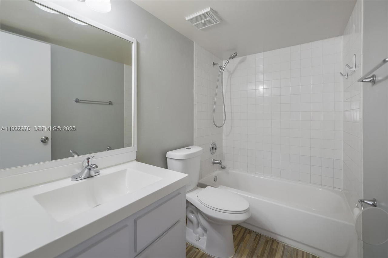 Real estate property located at 2570 67th Pl #21-2, Miami-dade, Lago Grande One Condo, Hialeah, FL