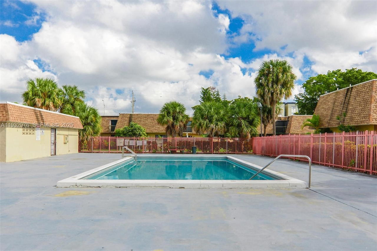 Real estate property located at 2570 67th Pl #21-2, Miami-dade, Lago Grande One Condo, Hialeah, FL