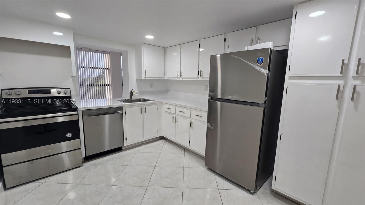 Real estate property located at 600 Parkview Dr #525, Broward, Towers Of Oceanview South, Hallandale Beach, FL