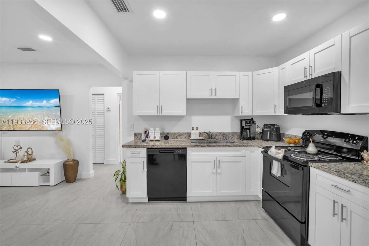 Real estate property located at 14140 10th Ave, Miami-dade, Biscayne Highlands, North Miami, FL