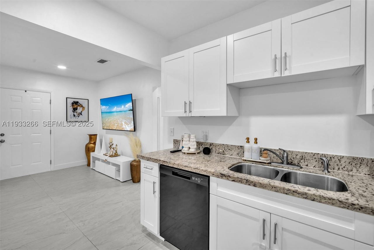 Real estate property located at 14140 10th Ave, Miami-dade, Biscayne Highlands, North Miami, FL