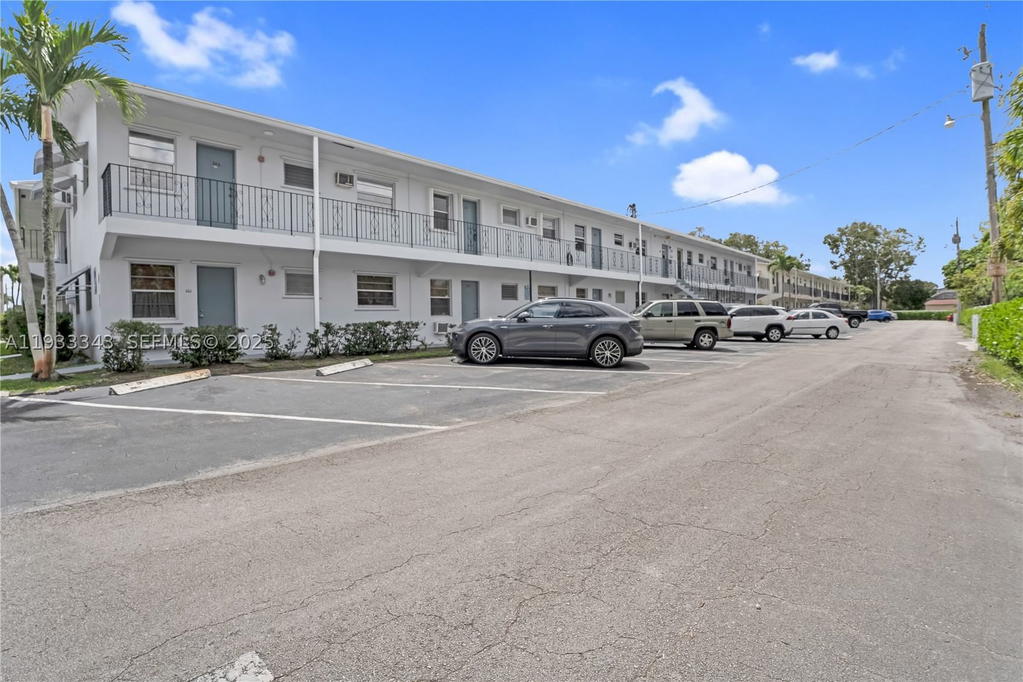 Real estate property located at 7401 Pines Blvd #221, Broward, Pembroke House Condo, Pembroke Pines, FL