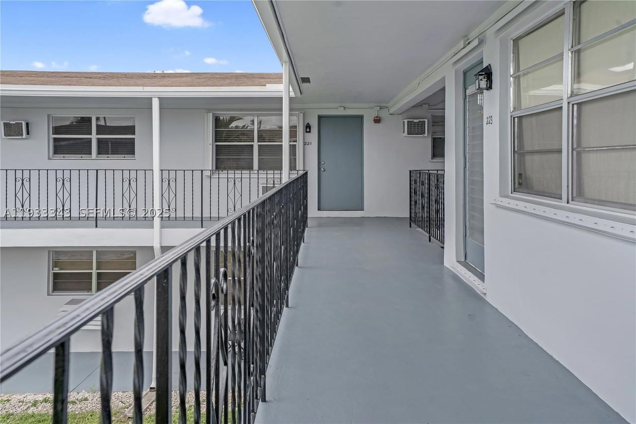 Real estate property located at 7401 Pines Blvd #221, Broward, Pembroke House Condo, Pembroke Pines, FL