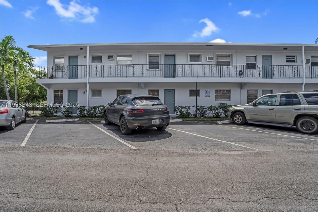 Real estate property located at 7401 Pines Blvd #221, Broward, Pembroke House Condo, Pembroke Pines, FL
