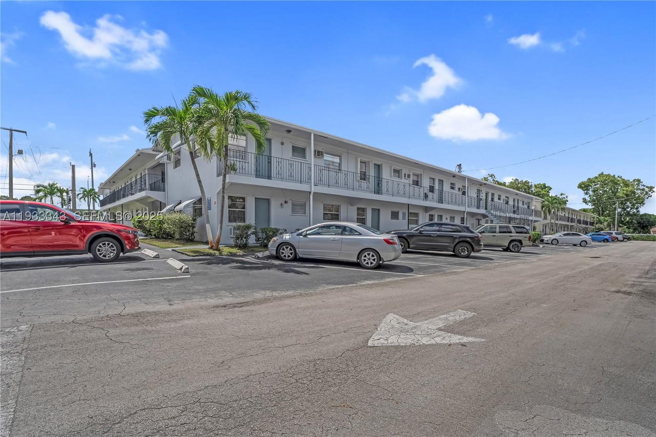 Real estate property located at 7401 Pines Blvd #221, Broward, Pembroke House Condo, Pembroke Pines, FL