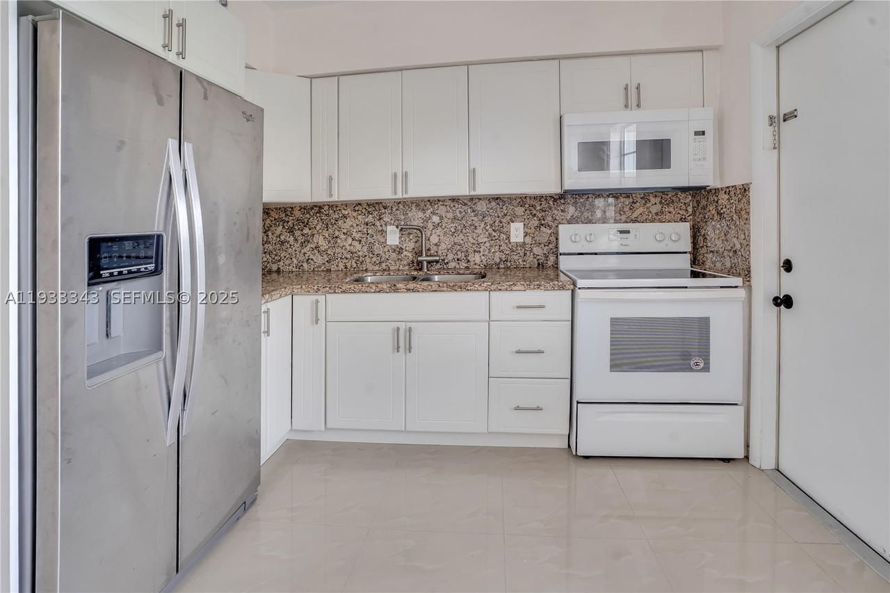 Real estate property located at 7401 Pines Blvd #221, Broward, Pembroke House Condo, Pembroke Pines, FL