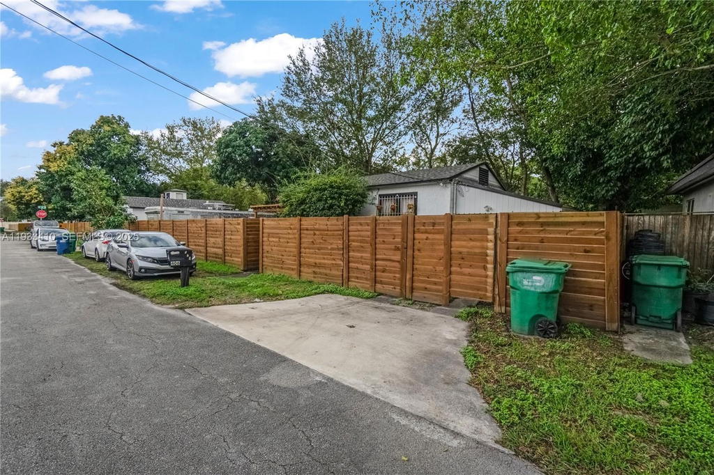 Real estate property located at 9210 4th Ave, Miami-dade, Pinewood Park Pl Amd 2nd, Miami, FL