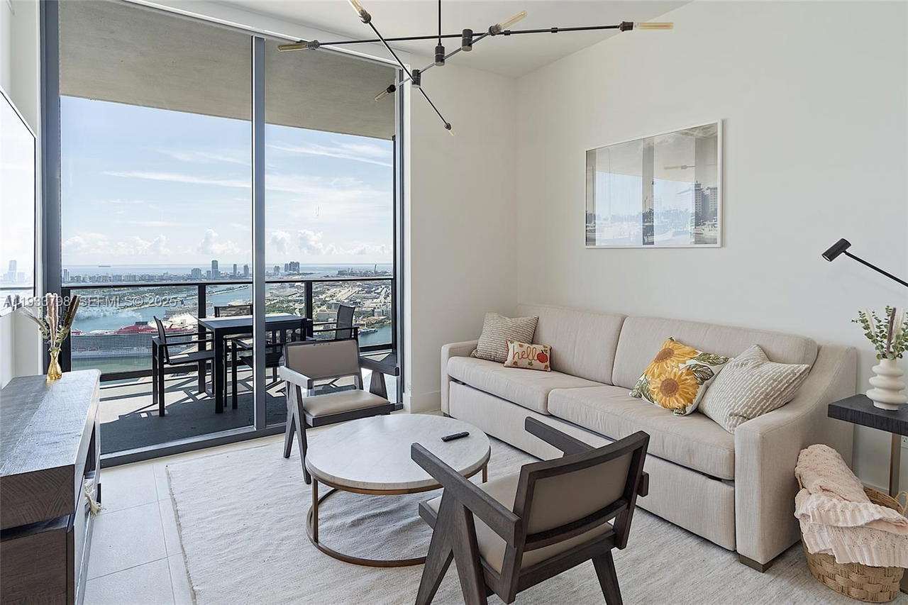 Real estate property located at 159 6th St #5015, Miami-dade, 159 Ne 6th Street Condo, Miami, FL