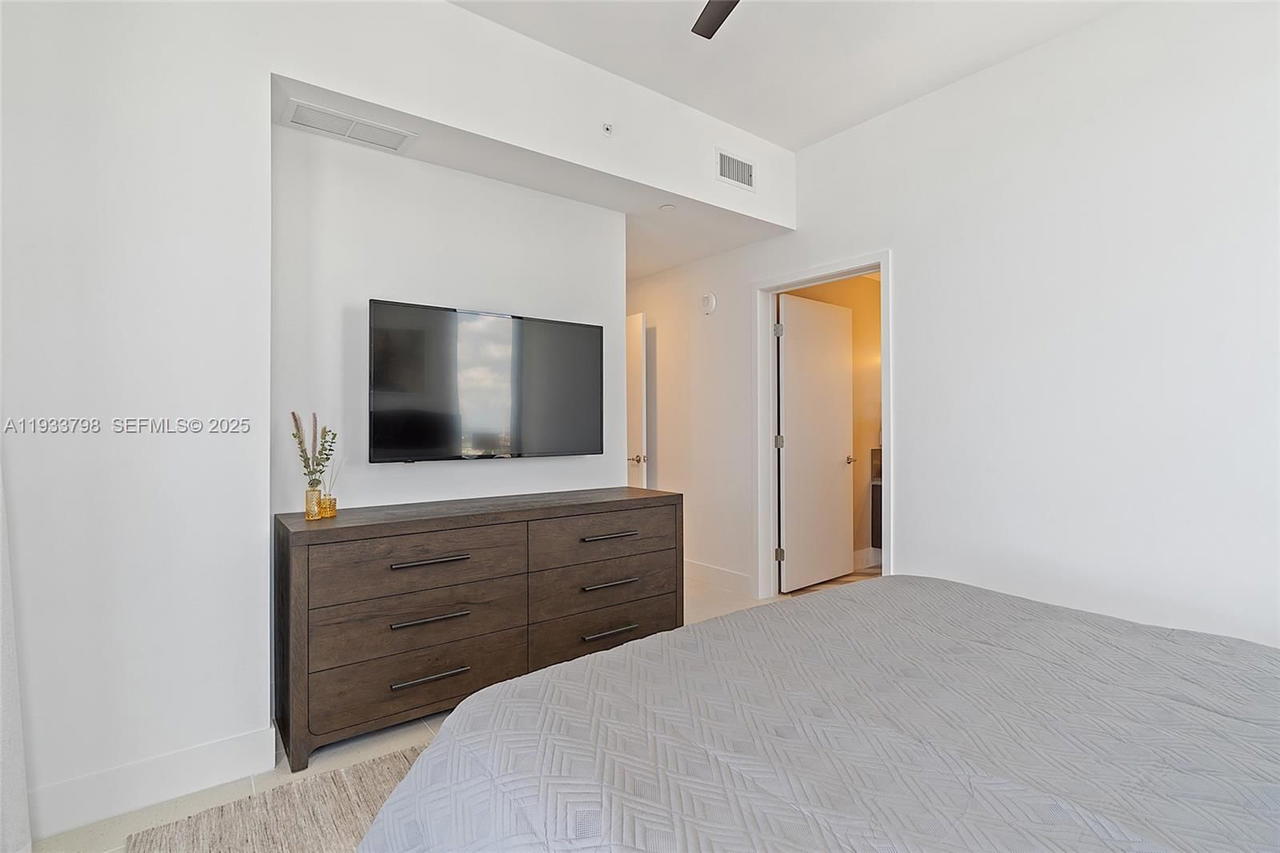 Real estate property located at 159 6th St #5015, Miami-dade, 159 Ne 6th Street Condo, Miami, FL