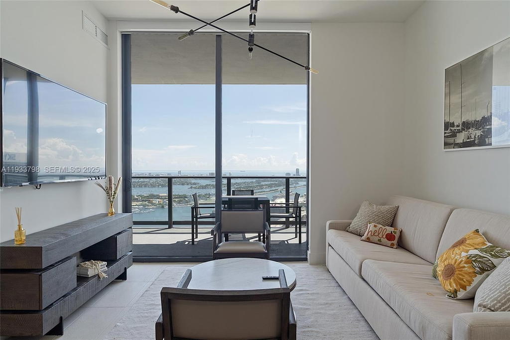 Real estate property located at 159 6th St #5015, Miami-dade, 159 Ne 6th Street Condo, Miami, FL