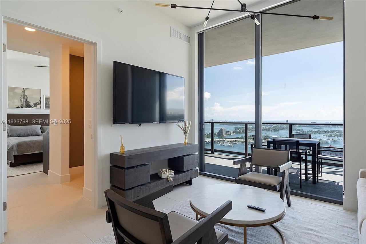 Real estate property located at 159 6th St #5015, Miami-dade, 159 Ne 6th Street Condo, Miami, FL