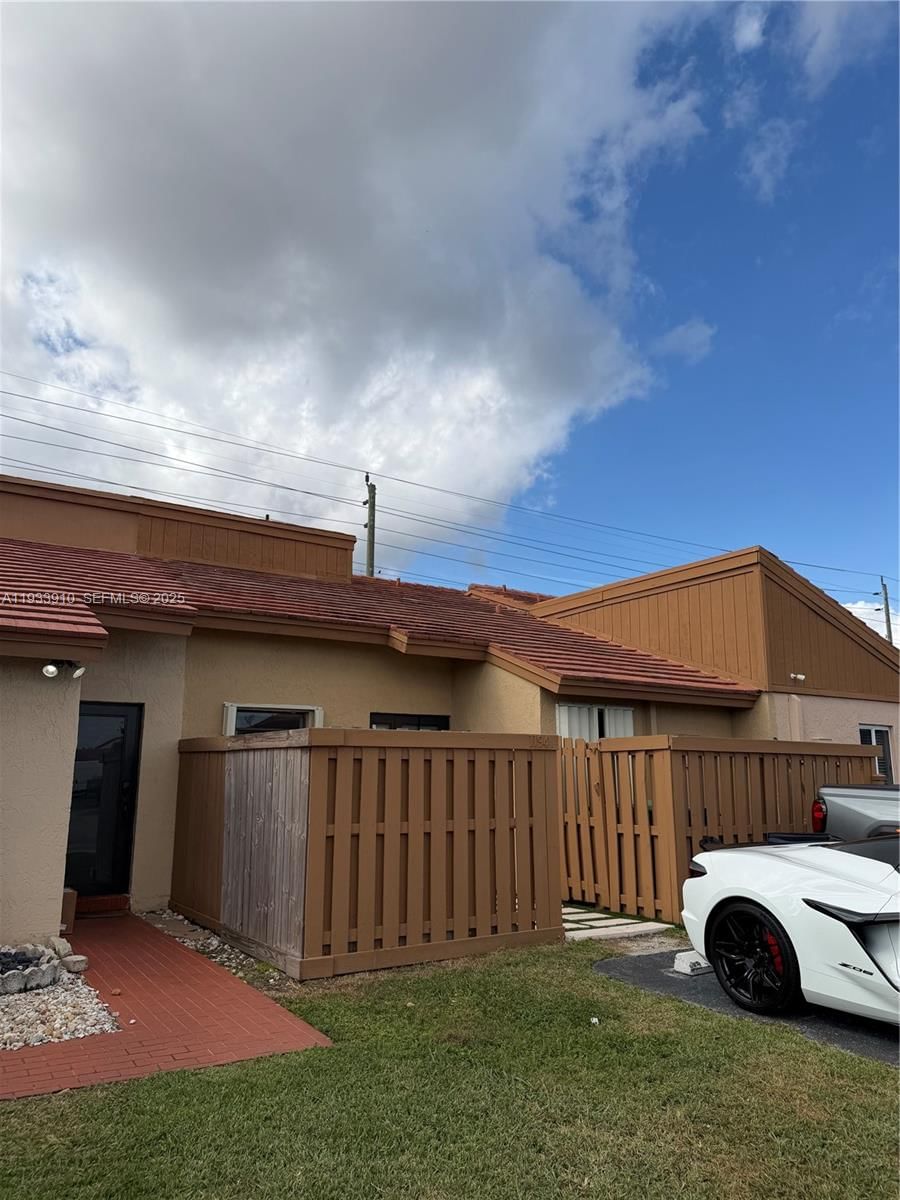 Real estate property located at 1194 135th Pl, Miami-dade, Tamiami Lakes Townhomes S, Miami, FL
