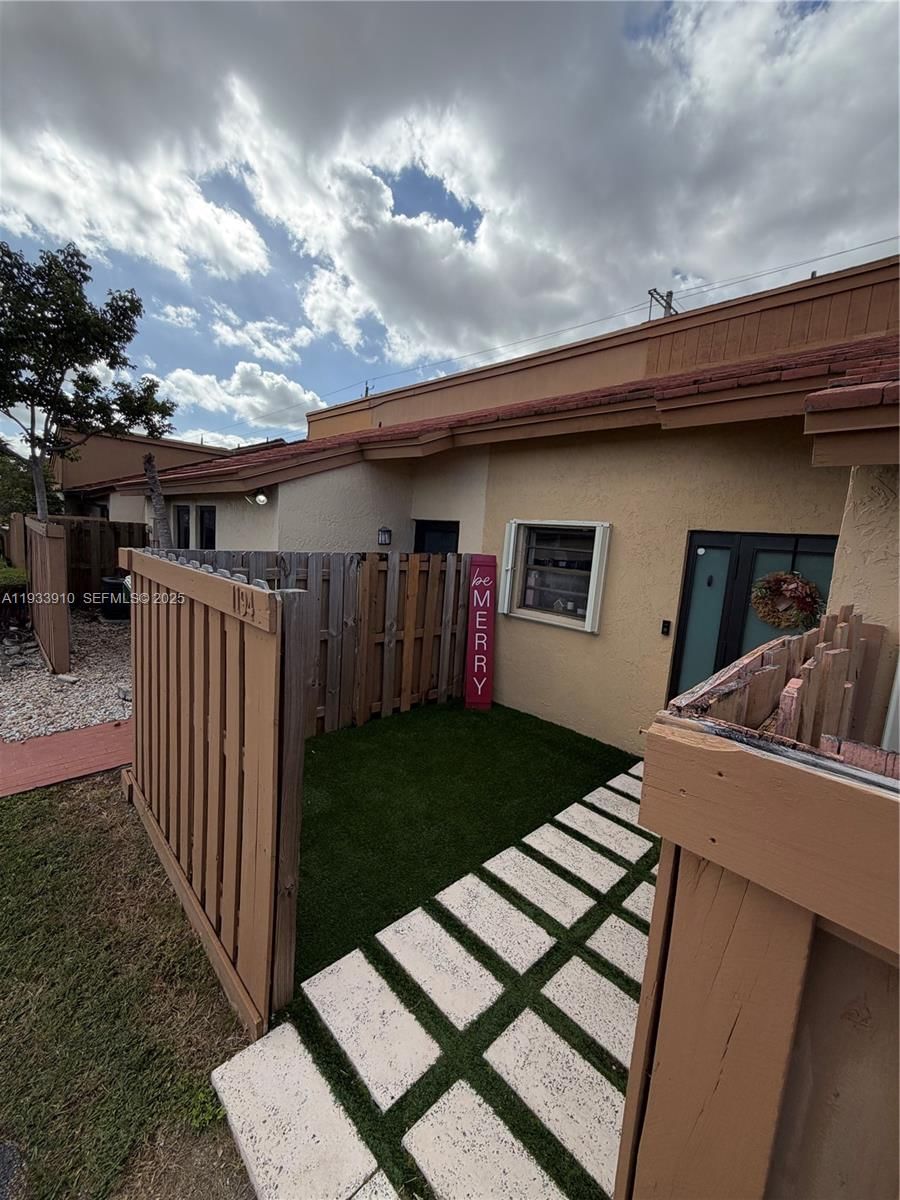 Real estate property located at 1194 135th Pl, Miami-dade, Tamiami Lakes Townhomes S, Miami, FL
