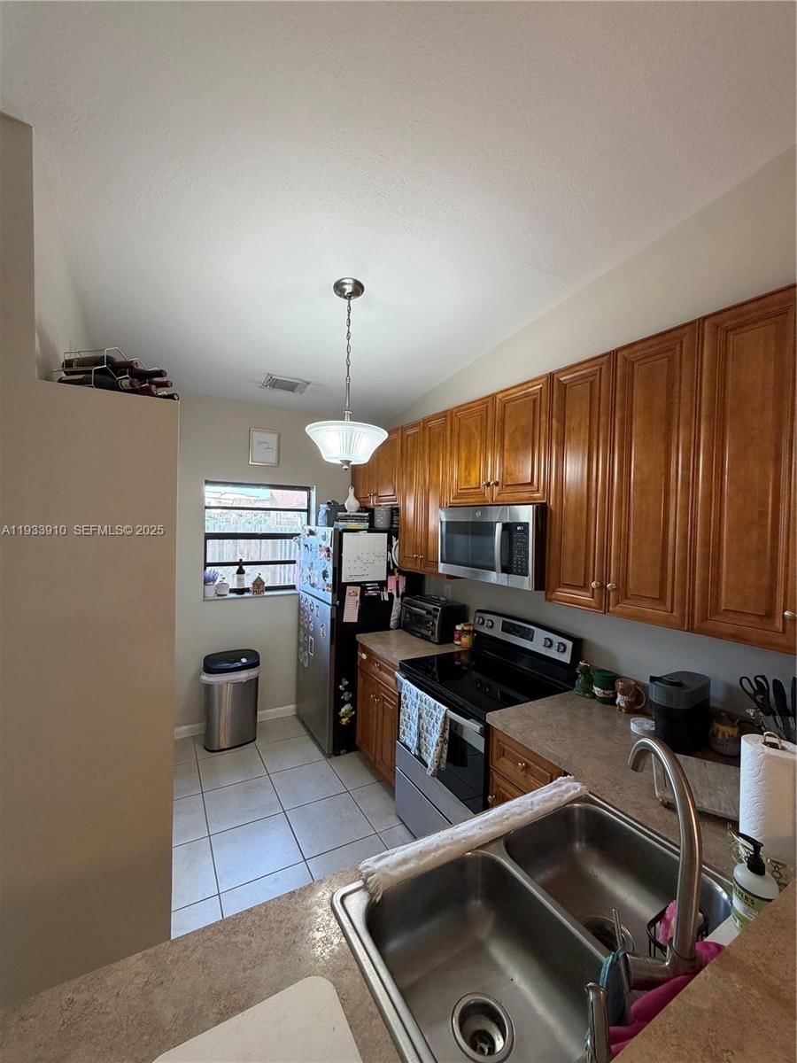 Real estate property located at 1194 135th Pl, Miami-dade, Tamiami Lakes Townhomes S, Miami, FL