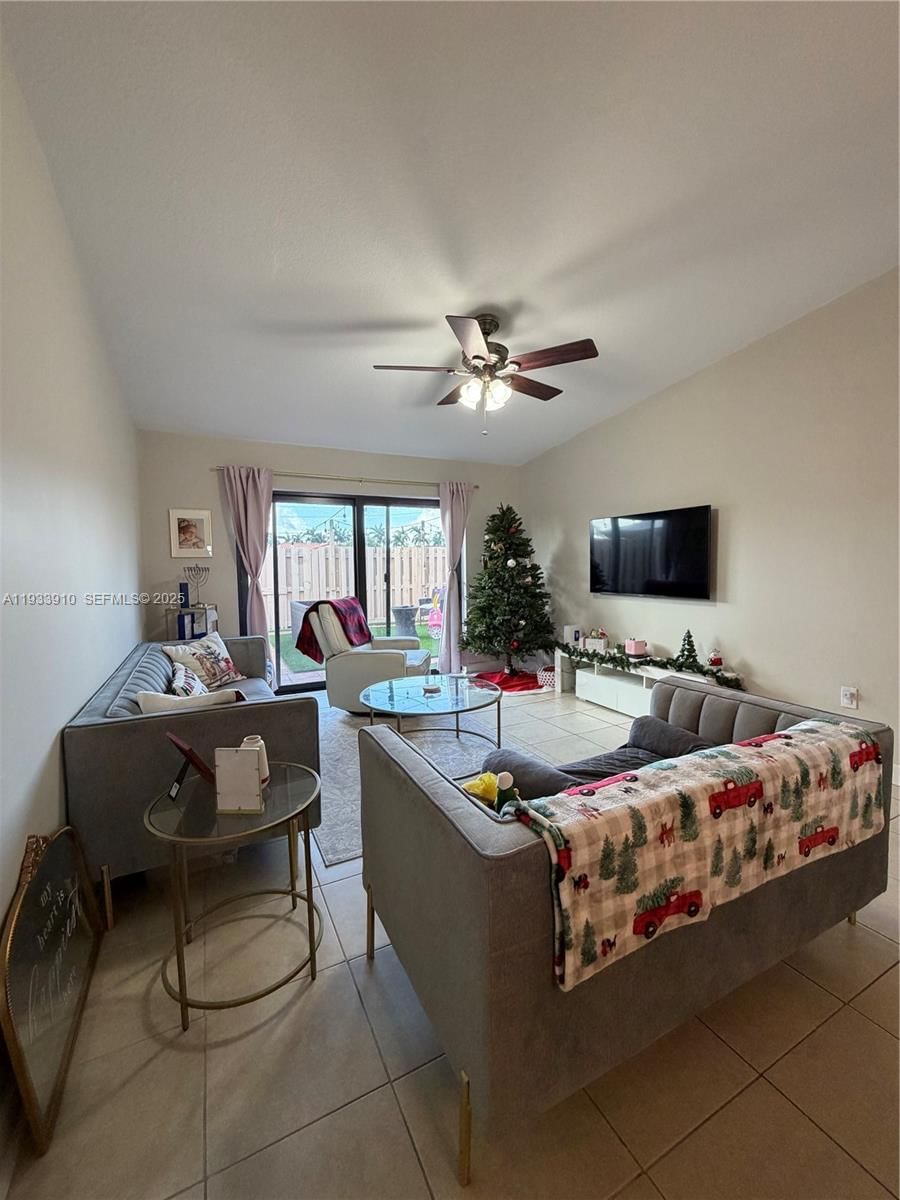 Real estate property located at 1194 135th Pl, Miami-dade, Tamiami Lakes Townhomes S, Miami, FL