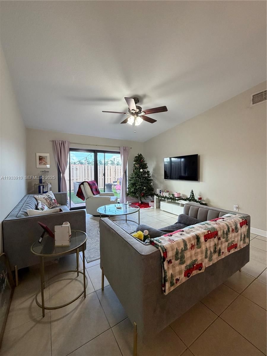 Real estate property located at 1194 135th Pl, Miami-dade, Tamiami Lakes Townhomes S, Miami, FL
