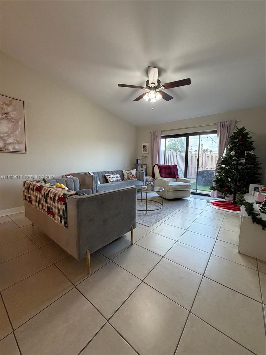 Real estate property located at 1194 135th Pl, Miami-dade, Tamiami Lakes Townhomes S, Miami, FL