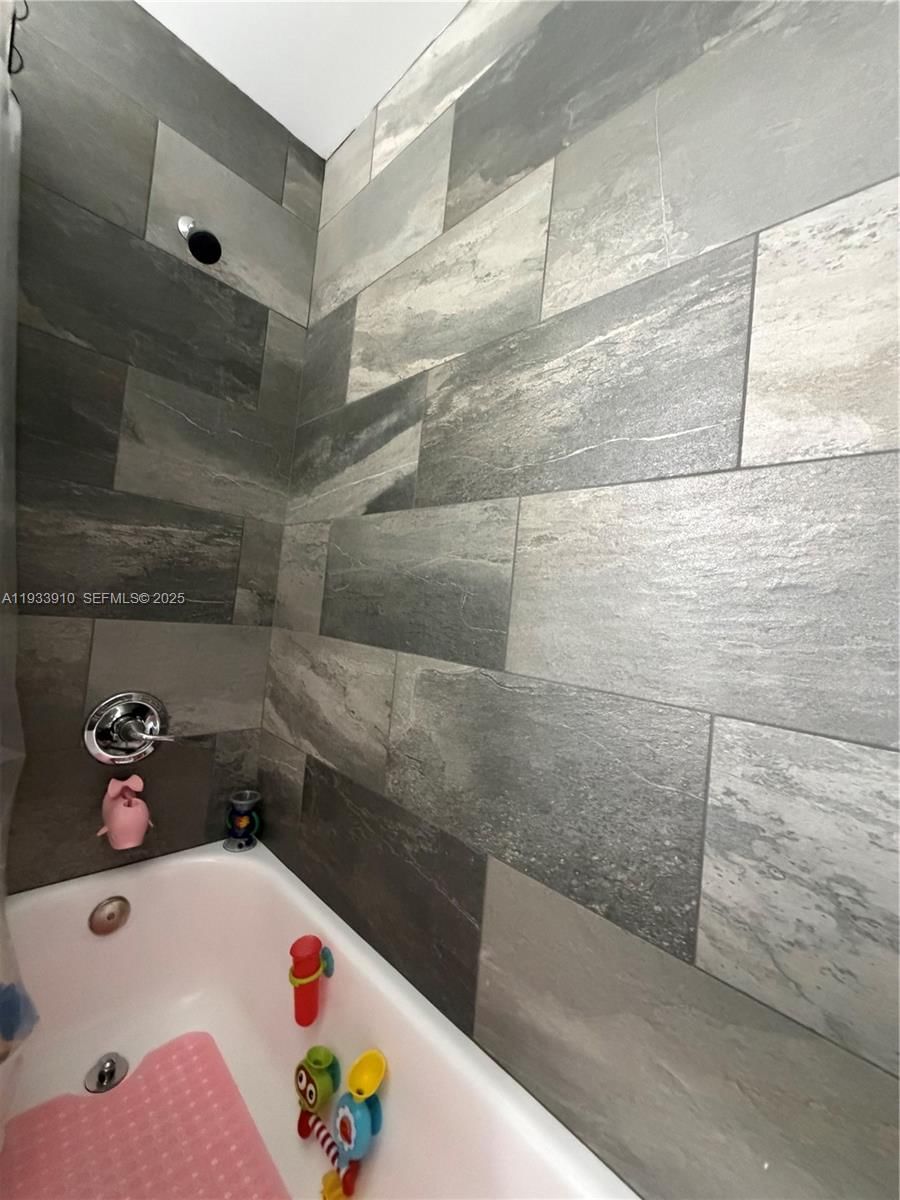 Real estate property located at 1194 135th Pl, Miami-dade, Tamiami Lakes Townhomes S, Miami, FL