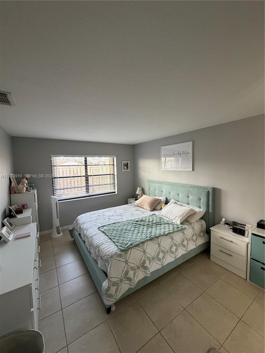 Real estate property located at 1194 135th Pl, Miami-dade, Tamiami Lakes Townhomes S, Miami, FL