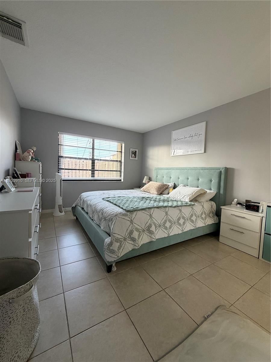 Real estate property located at 1194 135th Pl, Miami-dade, Tamiami Lakes Townhomes S, Miami, FL