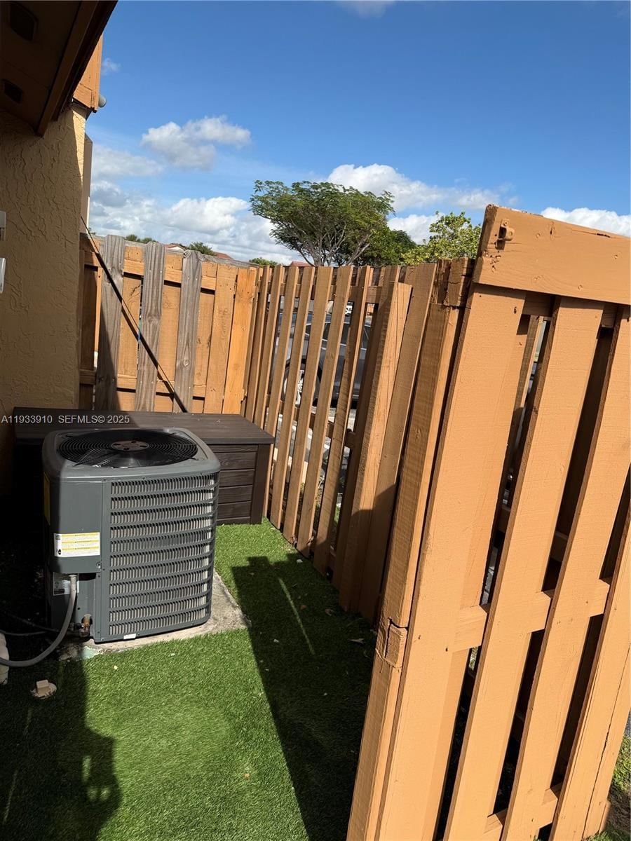 Real estate property located at 1194 135th Pl, Miami-dade, Tamiami Lakes Townhomes S, Miami, FL