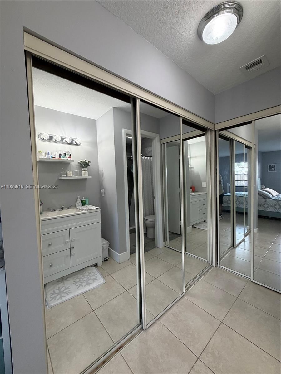 Real estate property located at 1194 135th Pl, Miami-dade, Tamiami Lakes Townhomes S, Miami, FL
