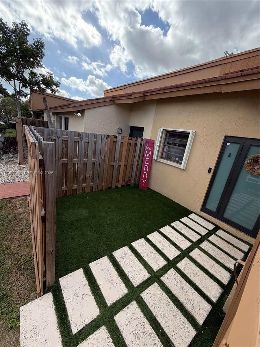 Real estate property located at 1194 135th Pl, Miami-dade, Tamiami Lakes Townhomes S, Miami, FL