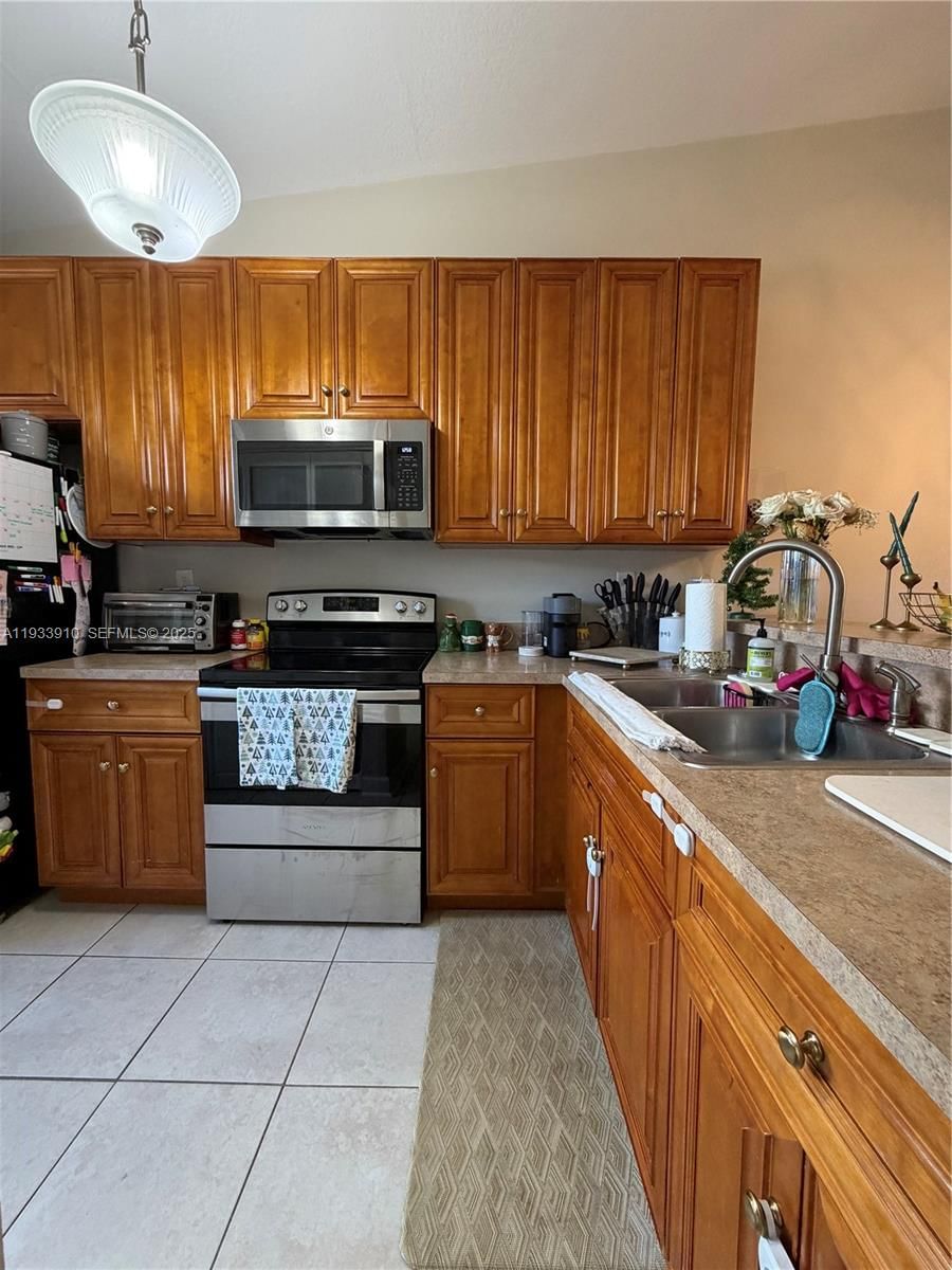 Real estate property located at 1194 135th Pl, Miami-dade, Tamiami Lakes Townhomes S, Miami, FL