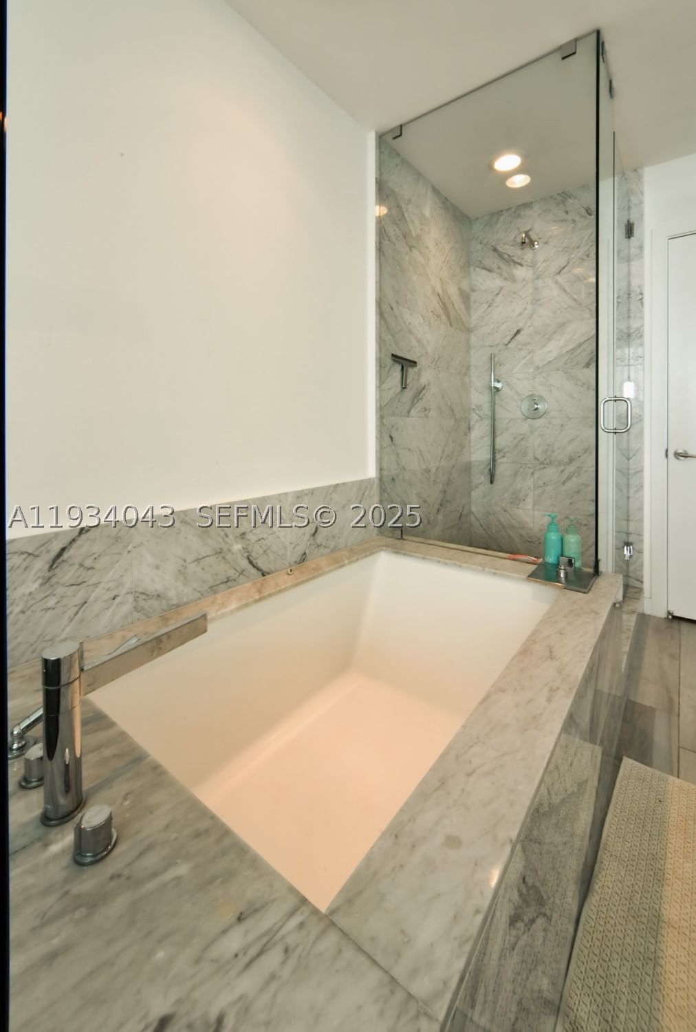 Real estate property located at 480 31st St #3404, Miami-dade, Gran Paraiso Condo, Miami, FL