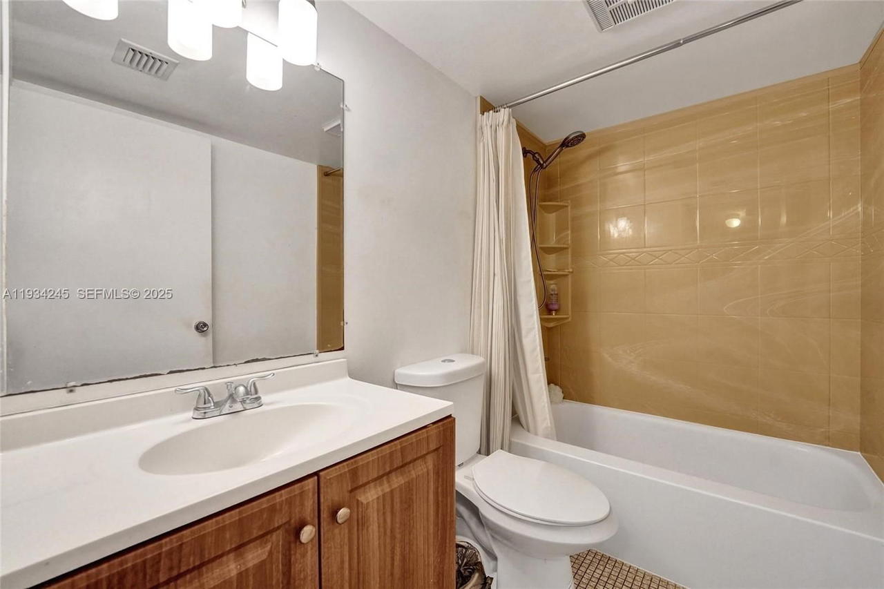 Real estate property located at 7684 18th St #202, Broward, 12 Of Palm Springs 2 Cond, Margate, FL