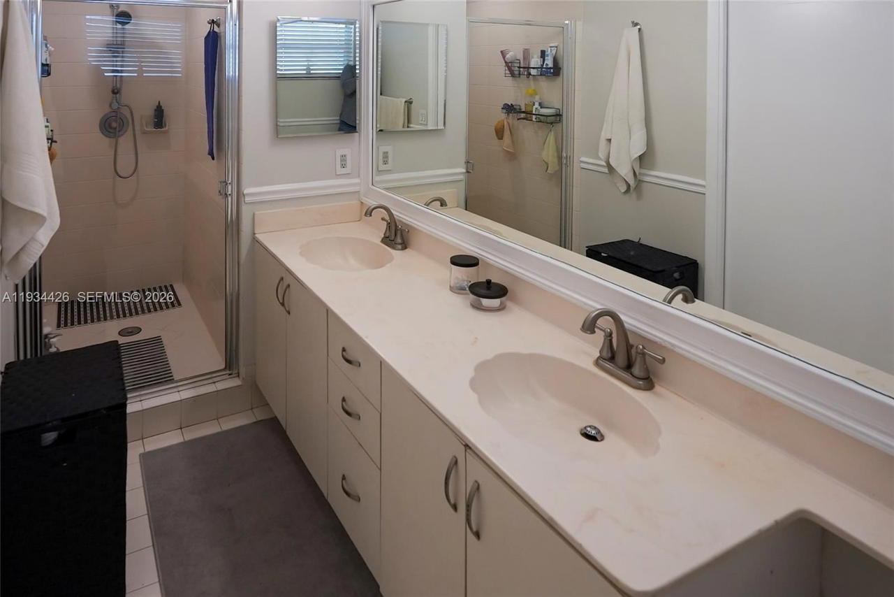 Real estate property located at 5763 97th Ct, Miami-dade, Patio Homes Of Doral Pine, Doral, FL