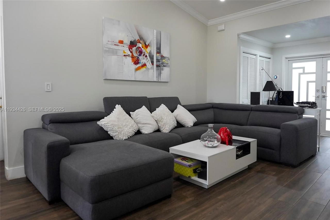Real estate property located at 5763 97th Ct, Miami-dade, Patio Homes Of Doral Pine, Doral, FL