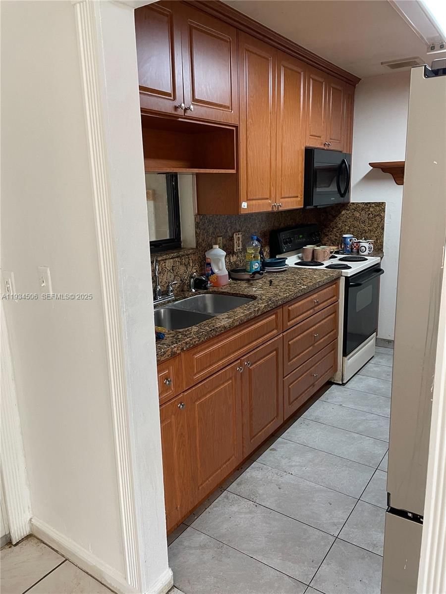 Real estate property located at 13915 56th Ln, Miami-dade, Evergreen Homes Villas, Miami, FL