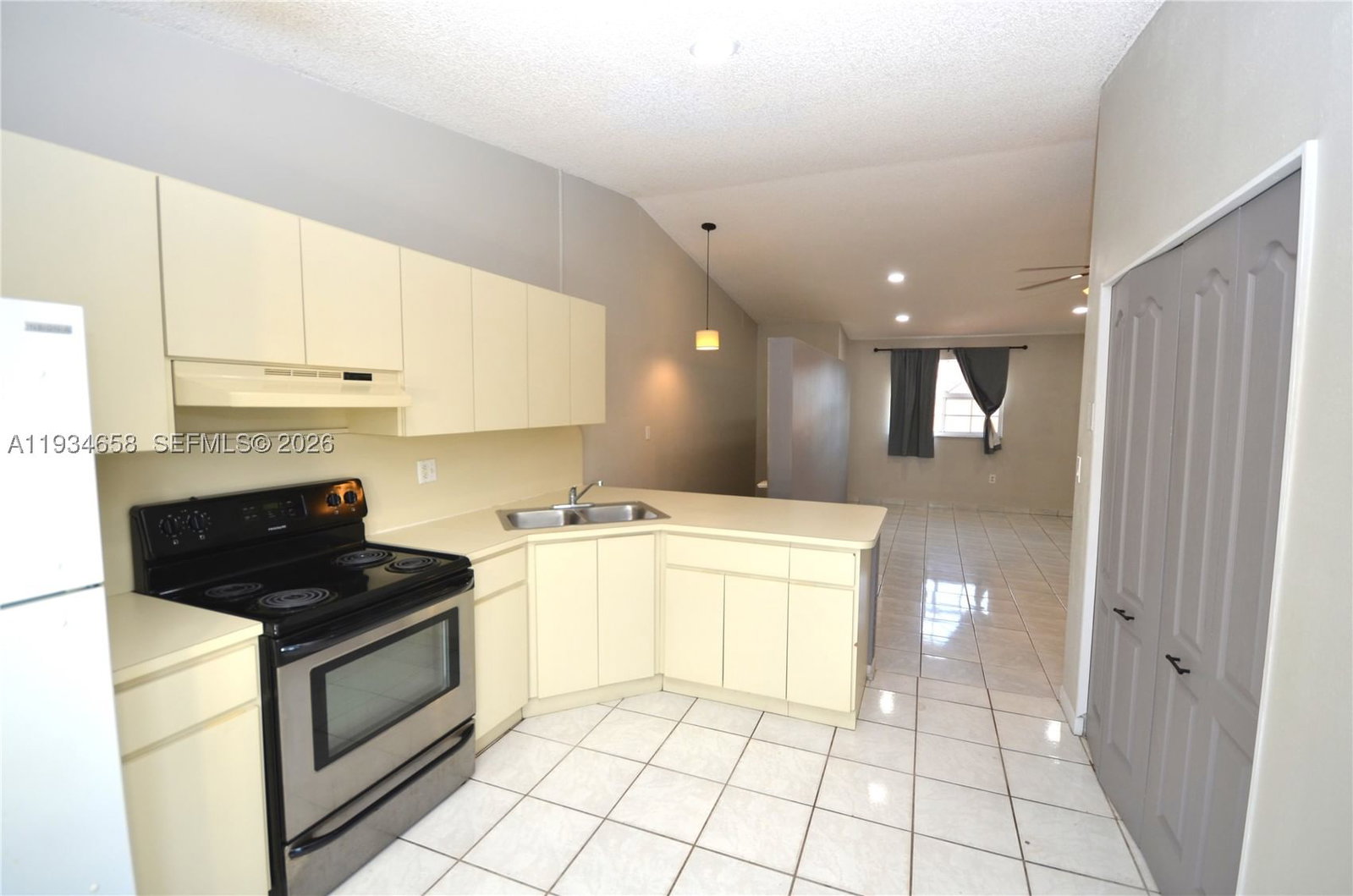 Real estate property located at 7762 34th Ln #18-202, Miami-dade, El Prado Xv Condo, Hialeah, FL