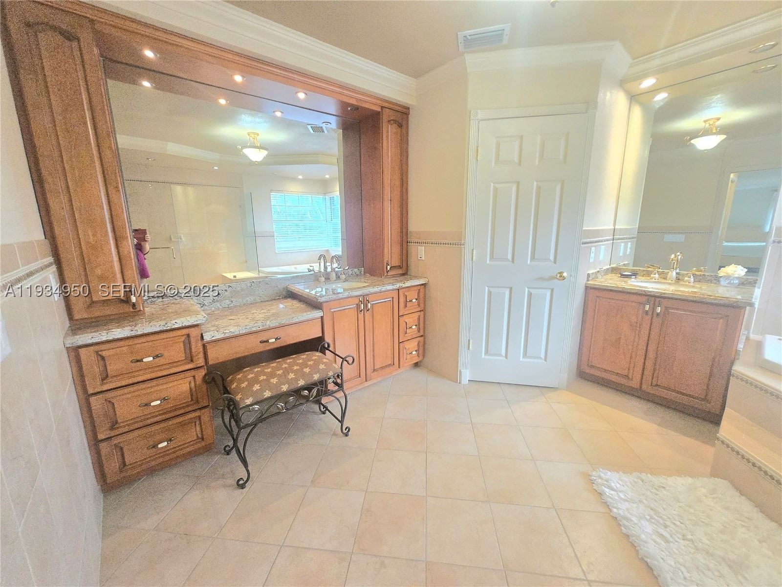 Real estate property located at 16422 83rd Pl, Miami-dade, 5th Addn To Royal Oaks, Miami Lakes, FL