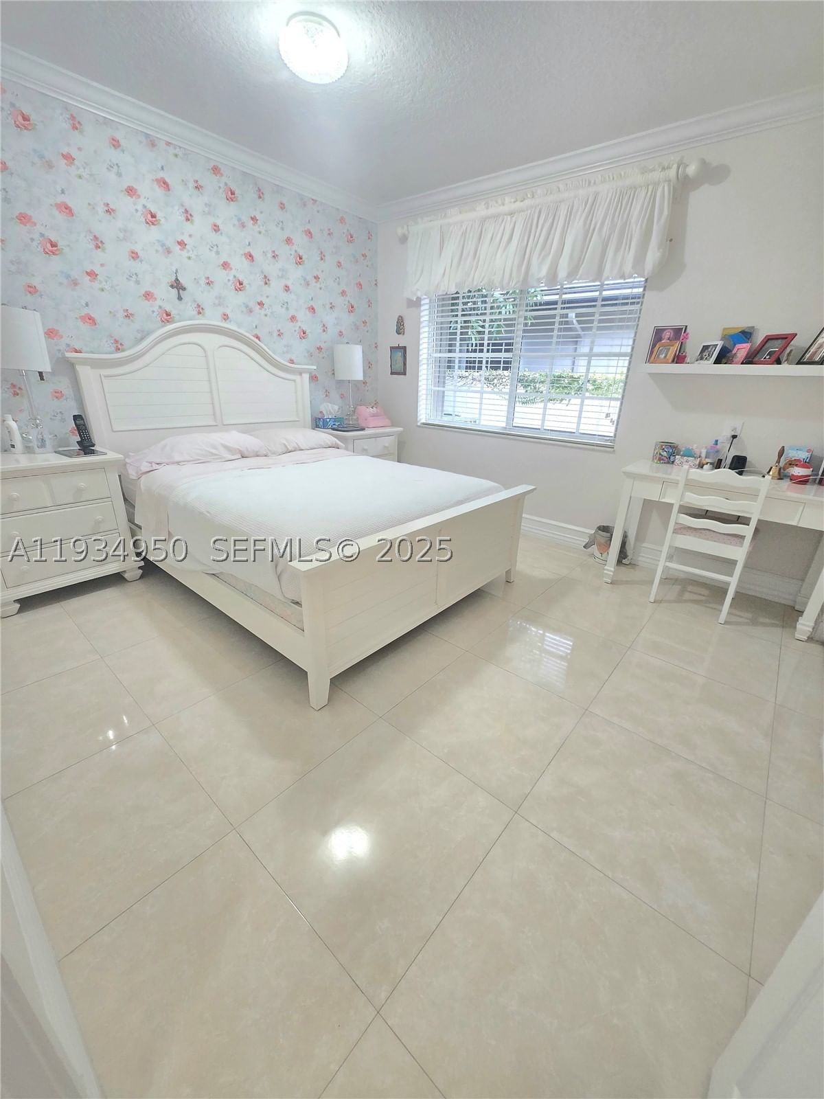 Real estate property located at 16422 83rd Pl, Miami-dade, 5th Addn To Royal Oaks, Miami Lakes, FL