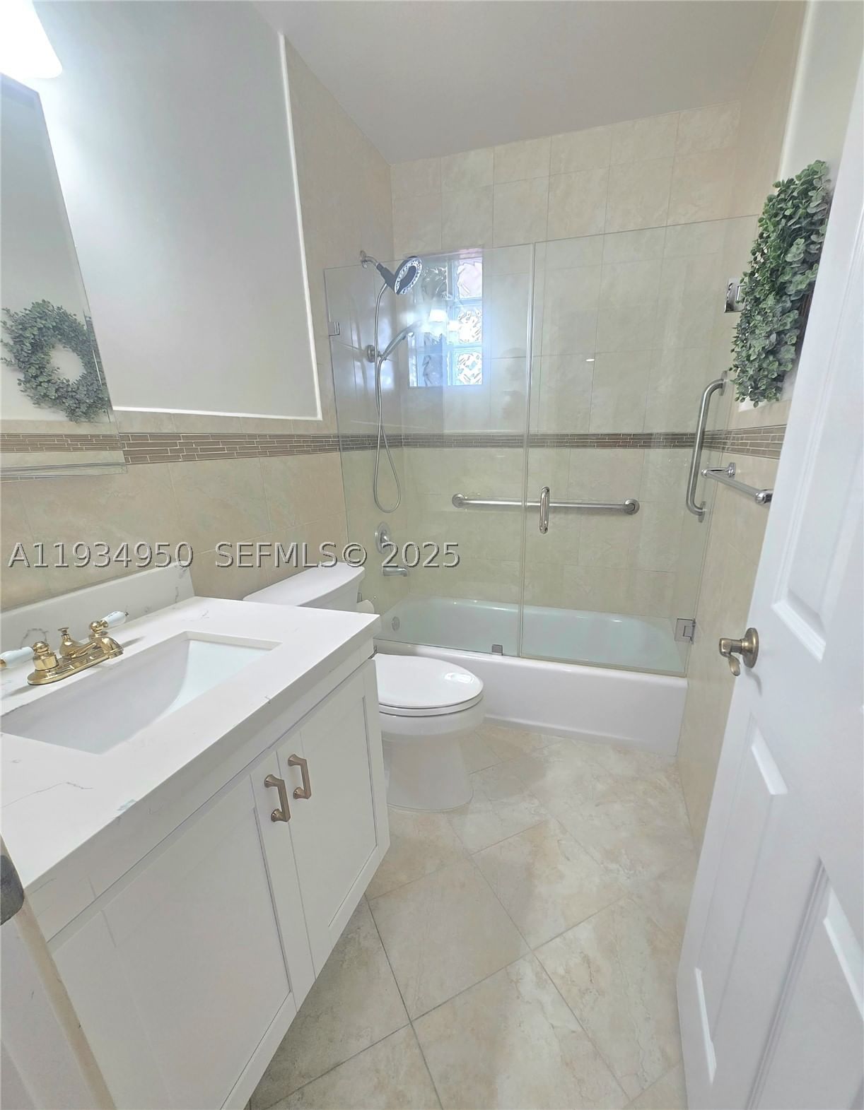 Real estate property located at 16422 83rd Pl, Miami-dade, 5th Addn To Royal Oaks, Miami Lakes, FL