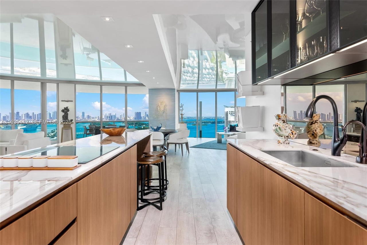 Real estate property located at 1000 Pointe Dr #3501, Miami-dade, Murano At Portofino Condo, Miami Beach, FL
