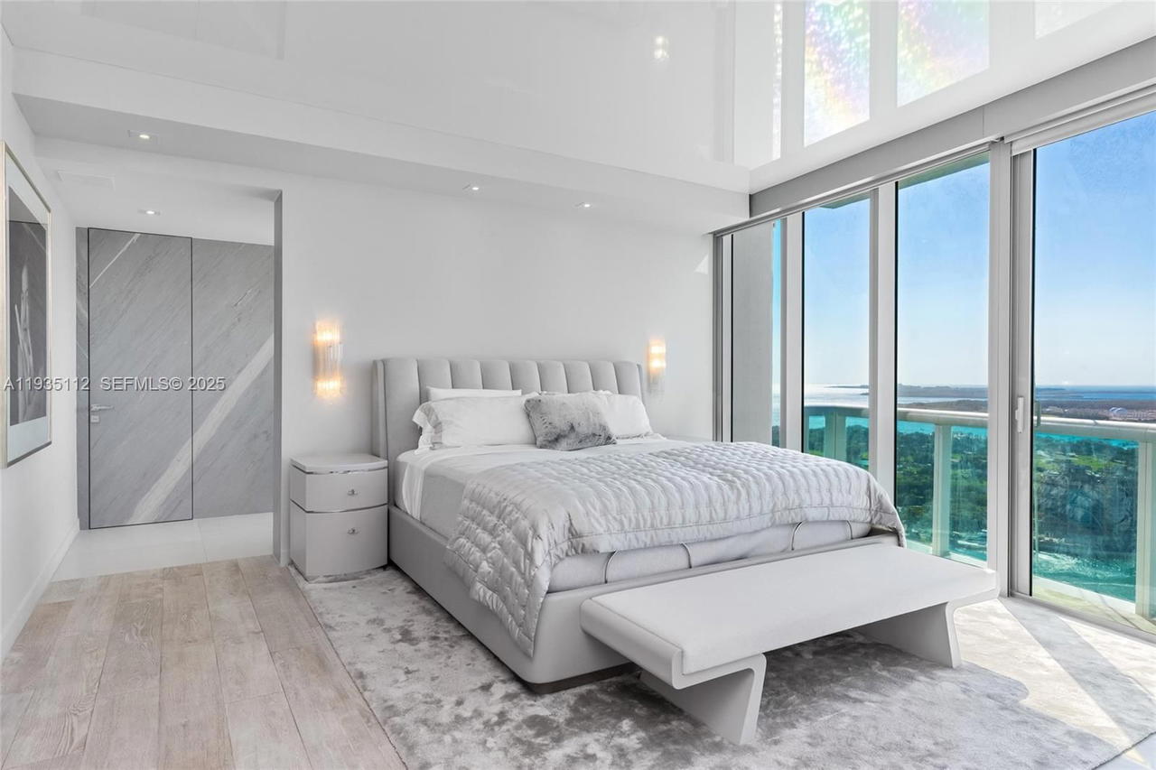 Real estate property located at 1000 Pointe Dr #3501, Miami-dade, Murano At Portofino Condo, Miami Beach, FL